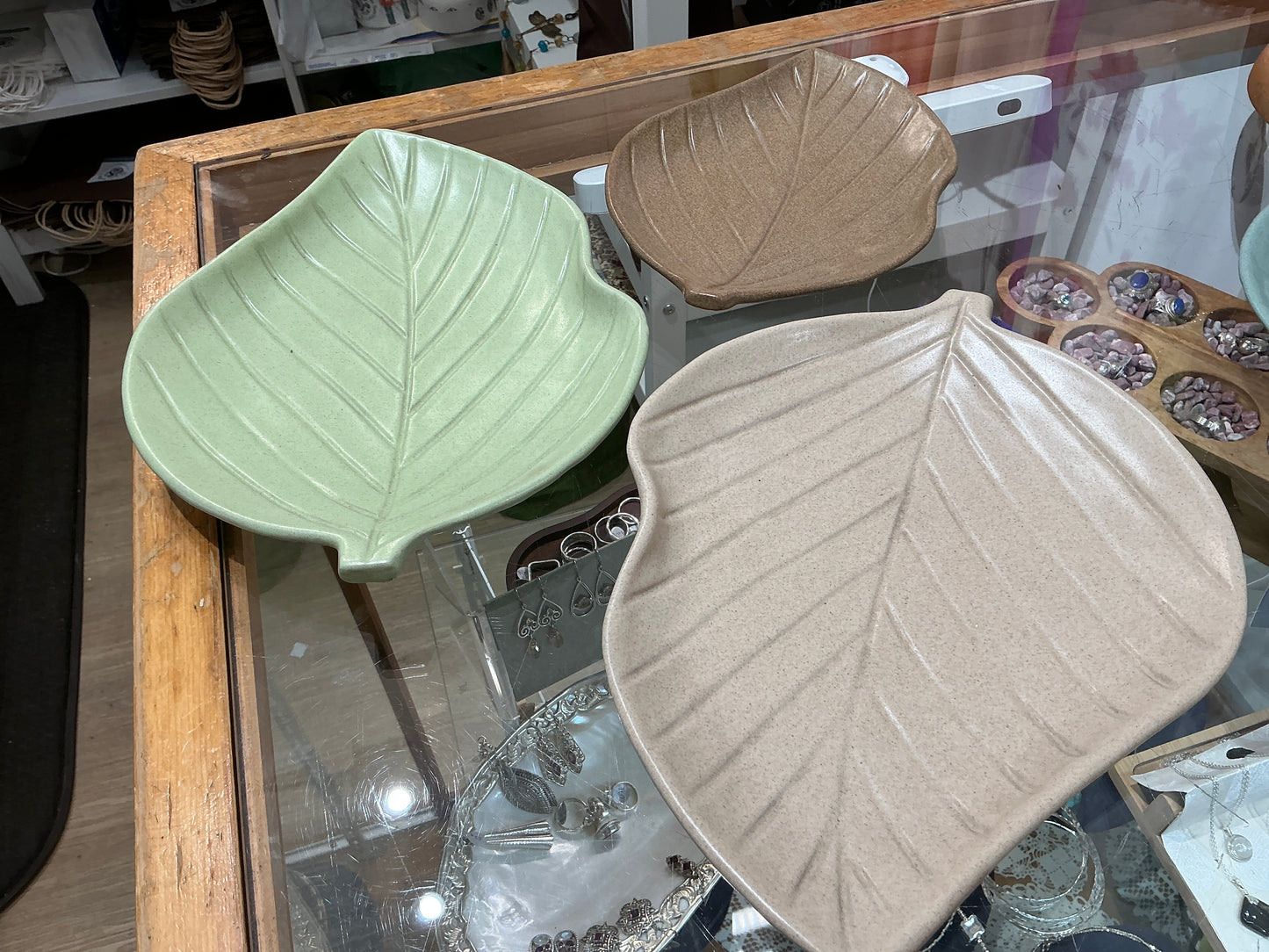Pottery leaf plate