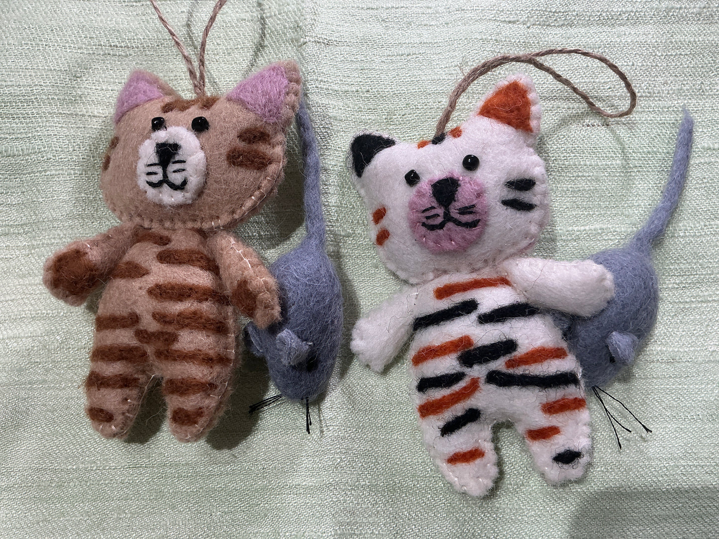 Cat with mouse wool ornament