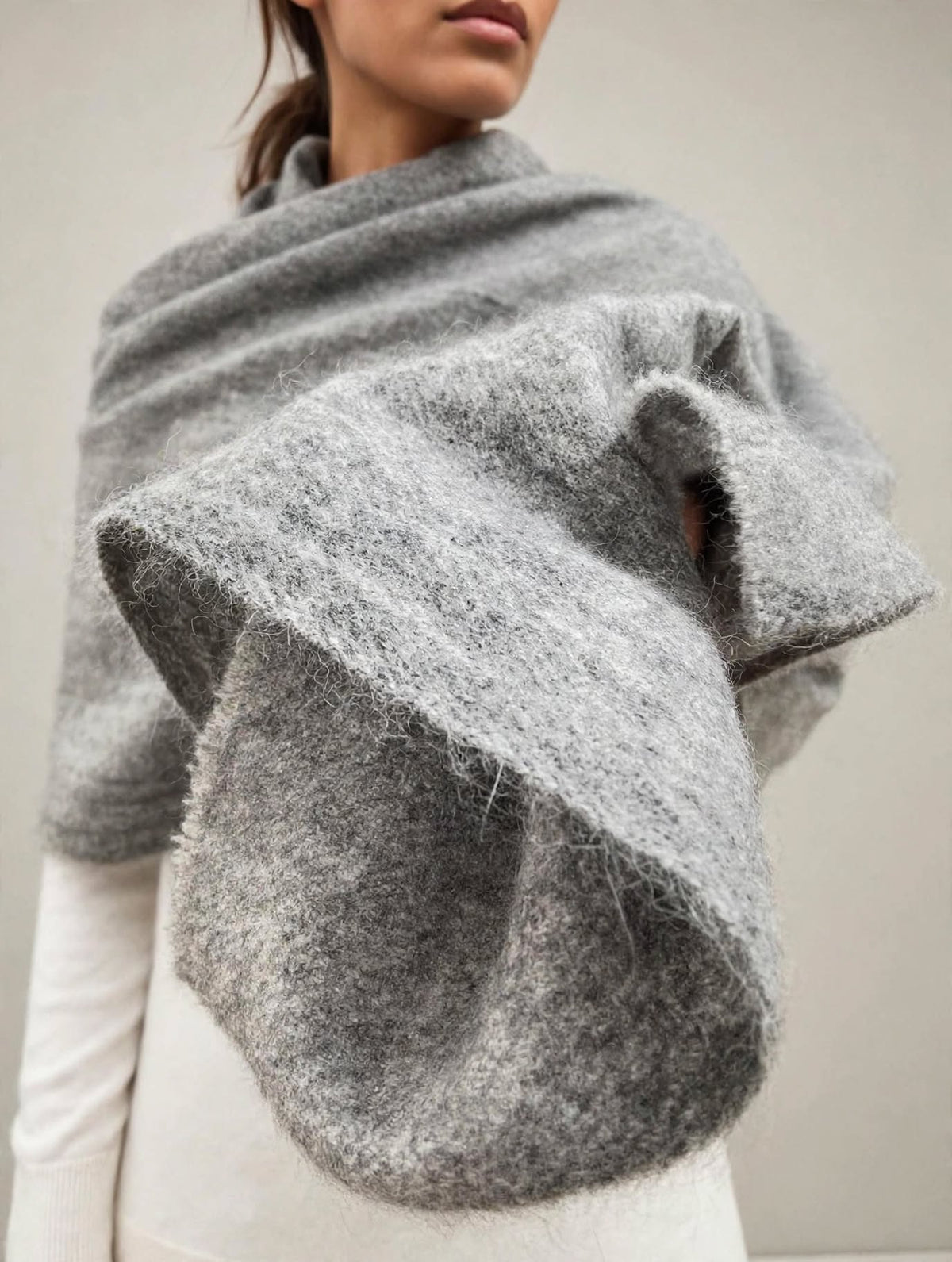 Cashmere scarf in medium grey, fray on edge