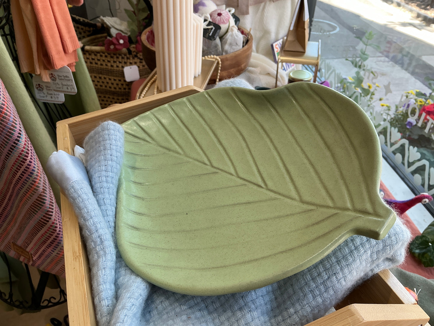 Pottery leaf plate