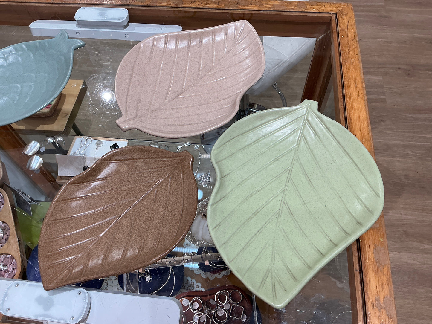 Pottery leaf plate