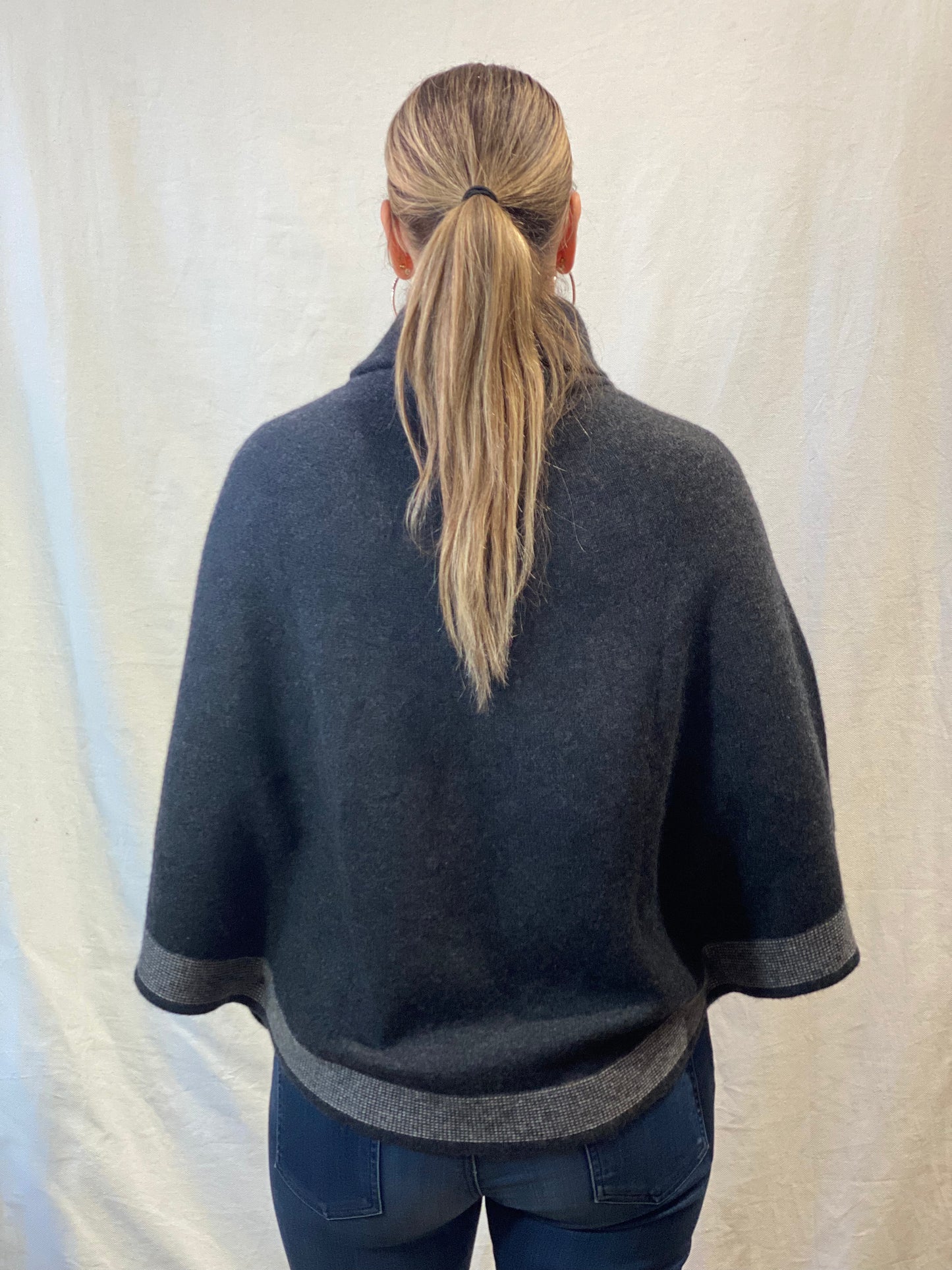 100% Cashmere Dark Grey (Charcoal) Round Poncho