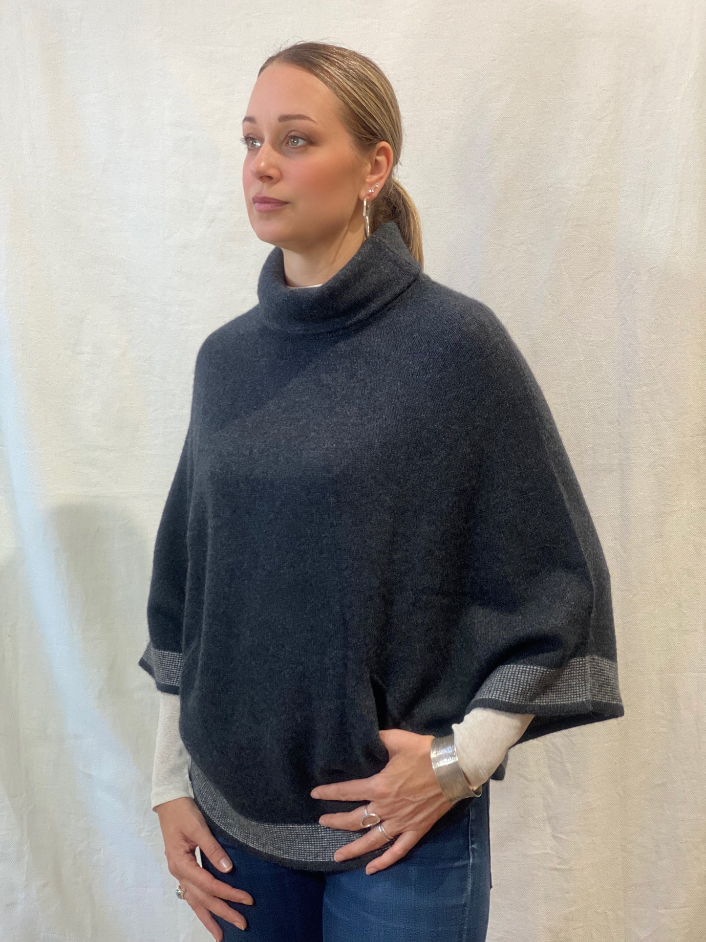 100% Cashmere Dark Grey (Charcoal) Round Poncho