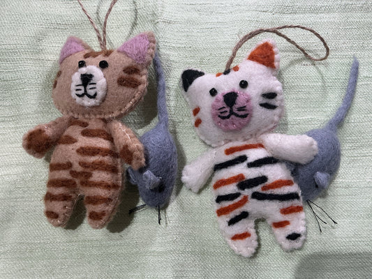 Cat with mouse wool ornament