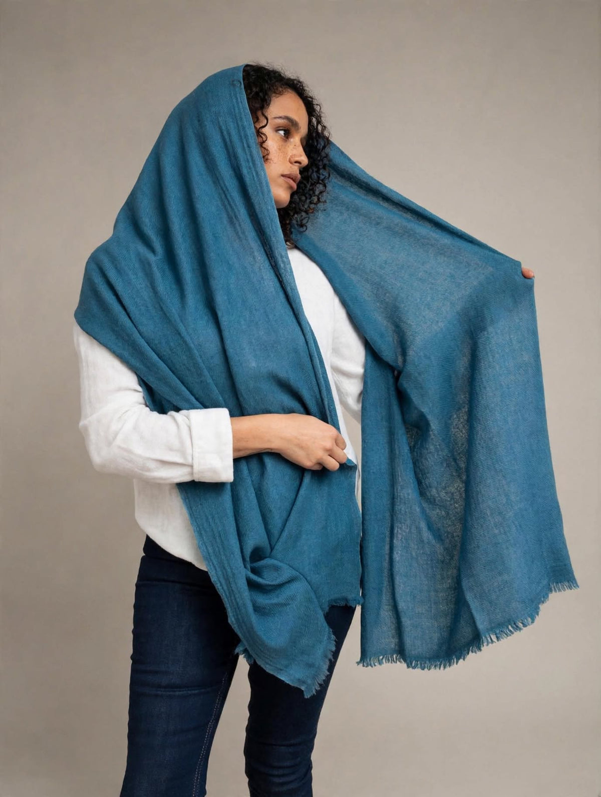 Cashmere scarf in blue with fringe
