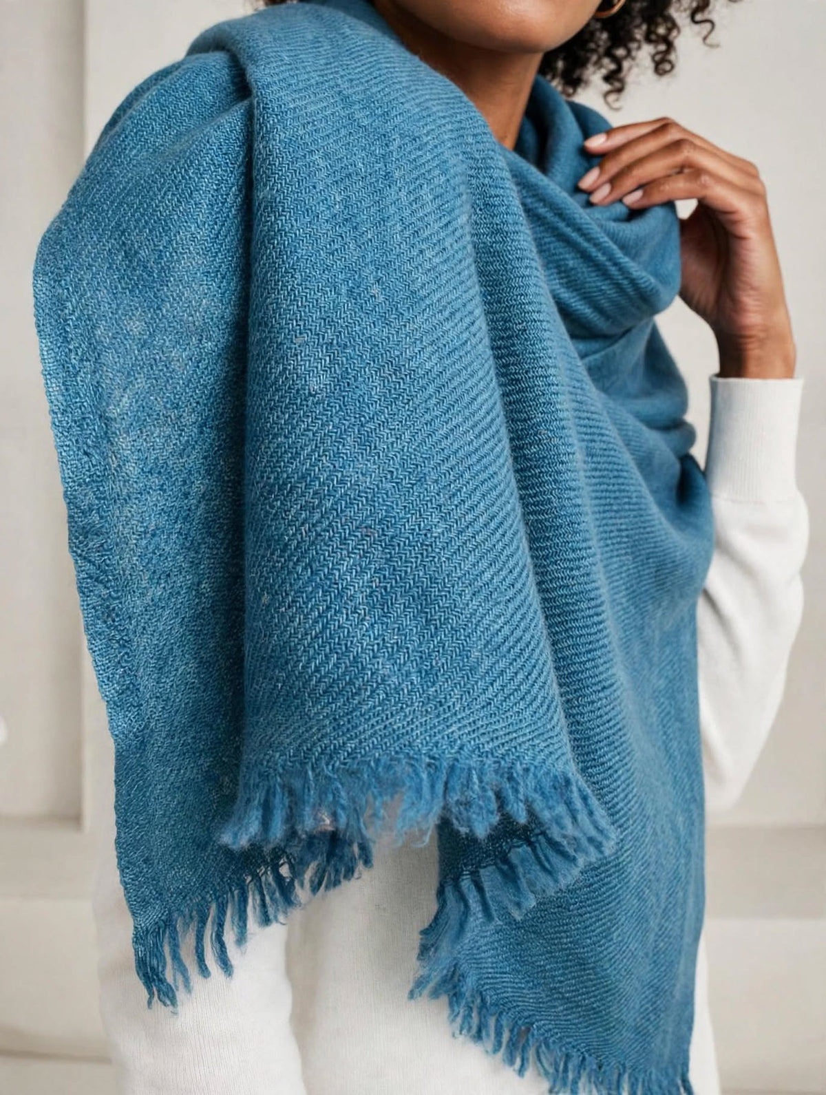 Cashmere scarf in blue with fringe