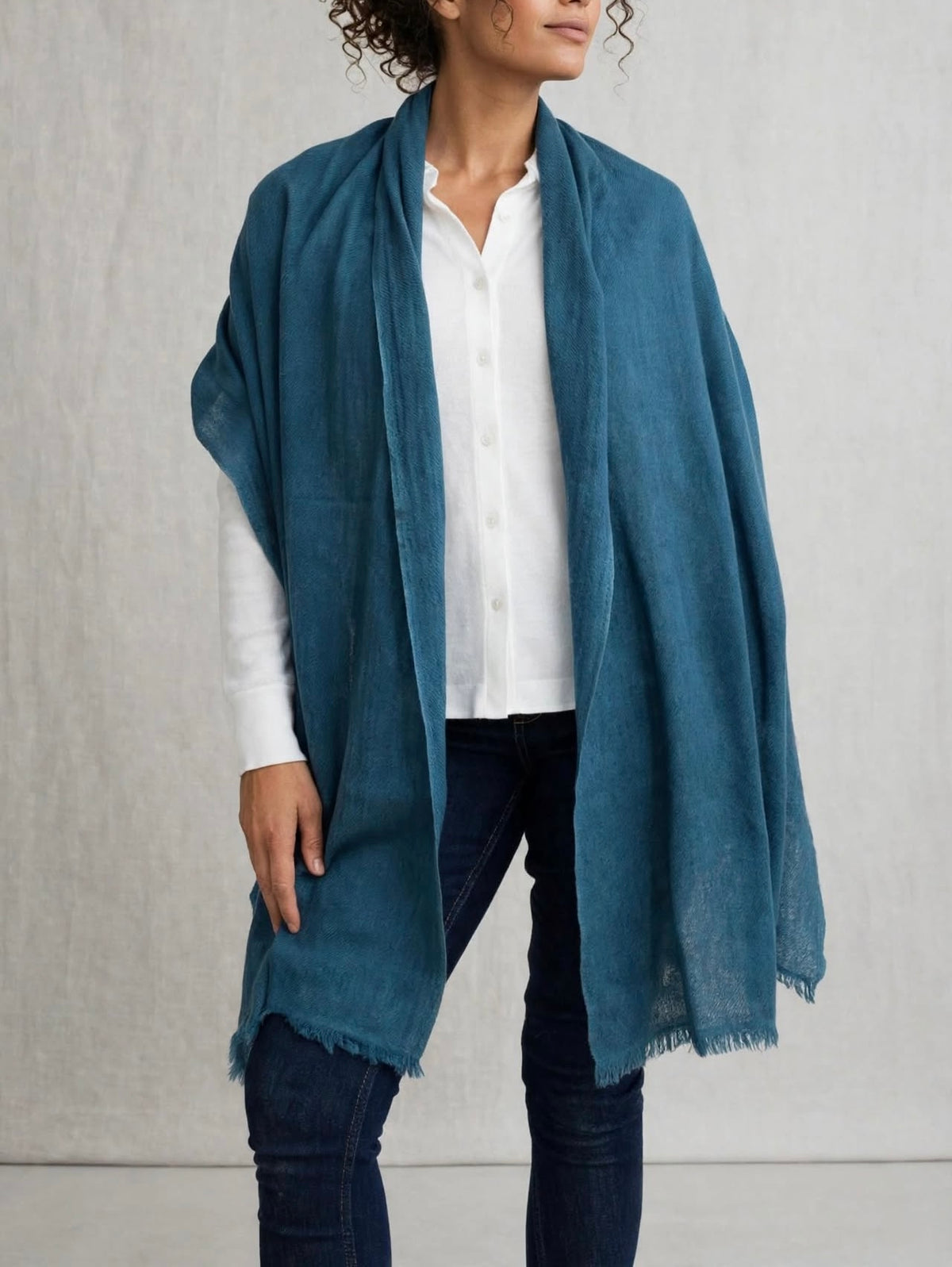 Cashmere scarf in blue with fringe