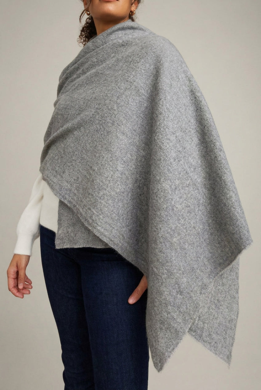 Cashmere scarf in medium grey, fray on edge