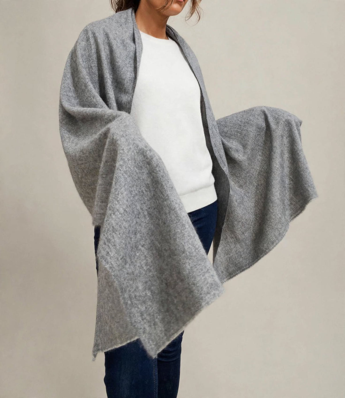 Cashmere scarf in medium grey, fray on edge