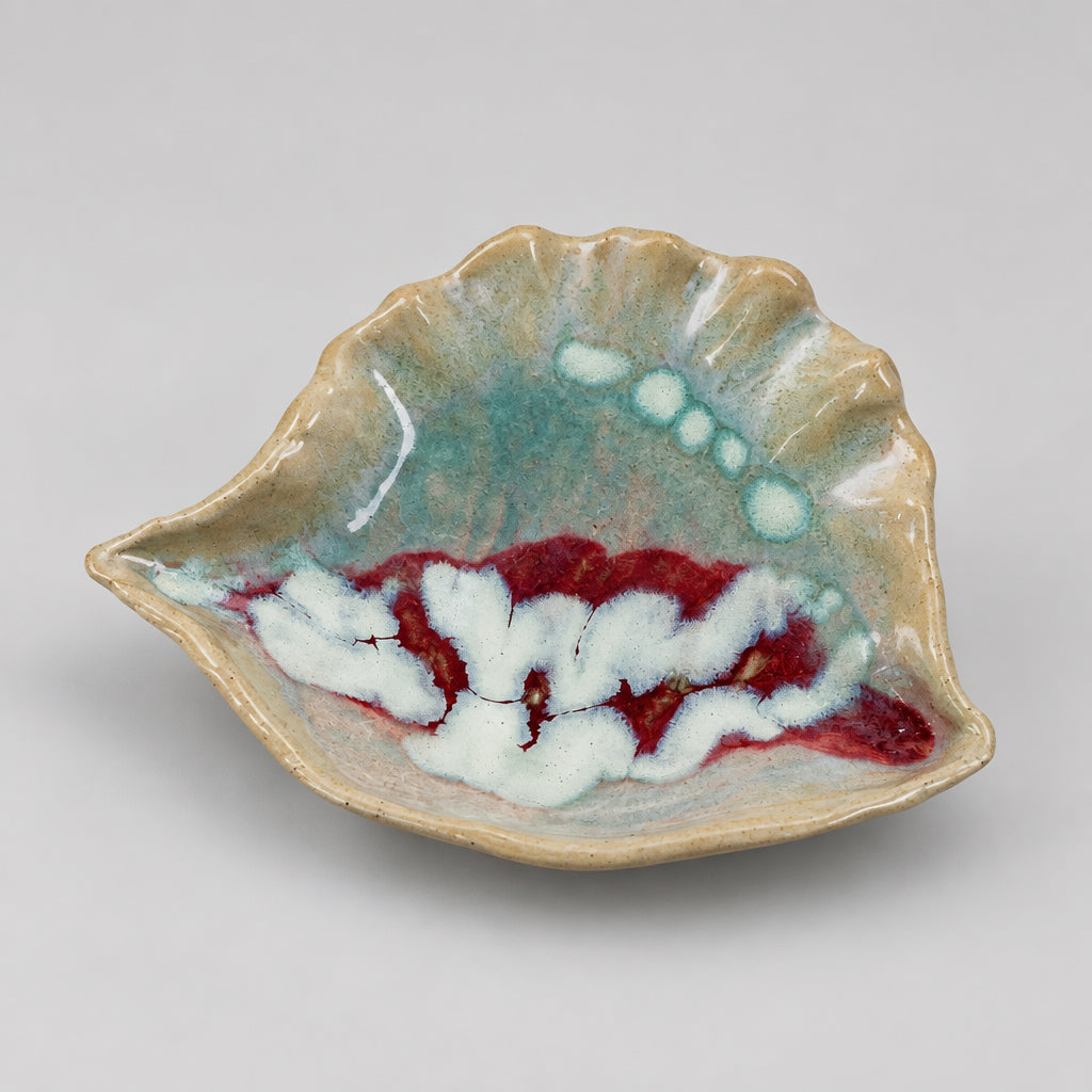 Canadian made pottery - med conch