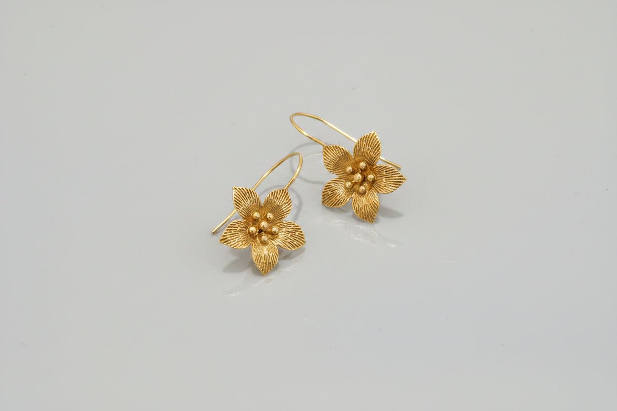 Daisy flowerdesign brass earring