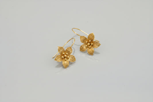 Daisy flowerdesign brass earring