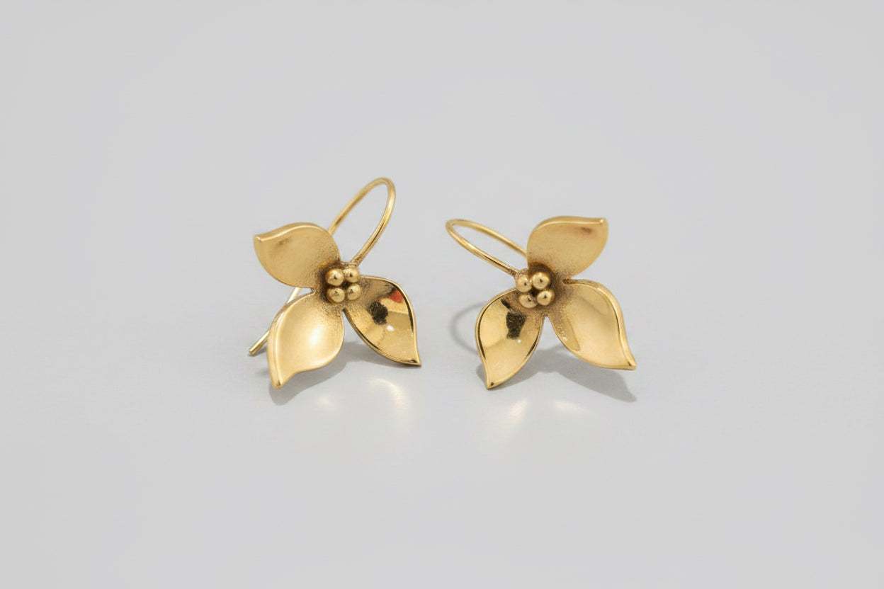 Lily earring brass