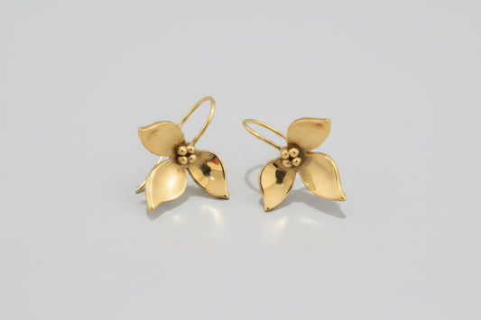 Lily earring brass